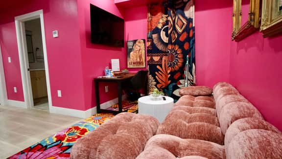Flamingo Flat NoHo | Centrally located - Image 3